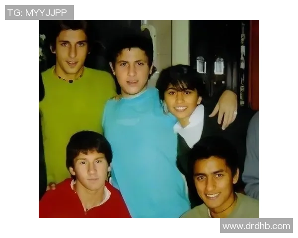 足球传奇老年合影珍藏版高清展示昔日辉煌与友谊的瞬间