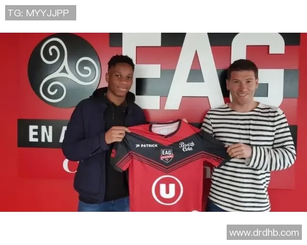 巴西光头退役足球明星的传奇人生与辉煌成就回顾