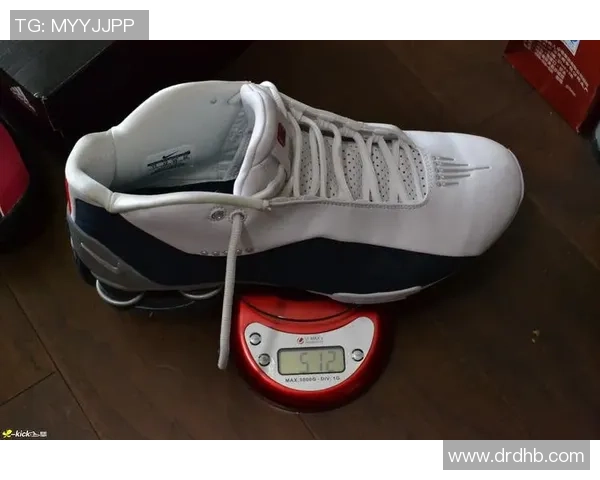 篮球鞋能否胜任足球场上的表现与适用性分析 篮球鞋能否胜任足球场上的表现与适用性分析